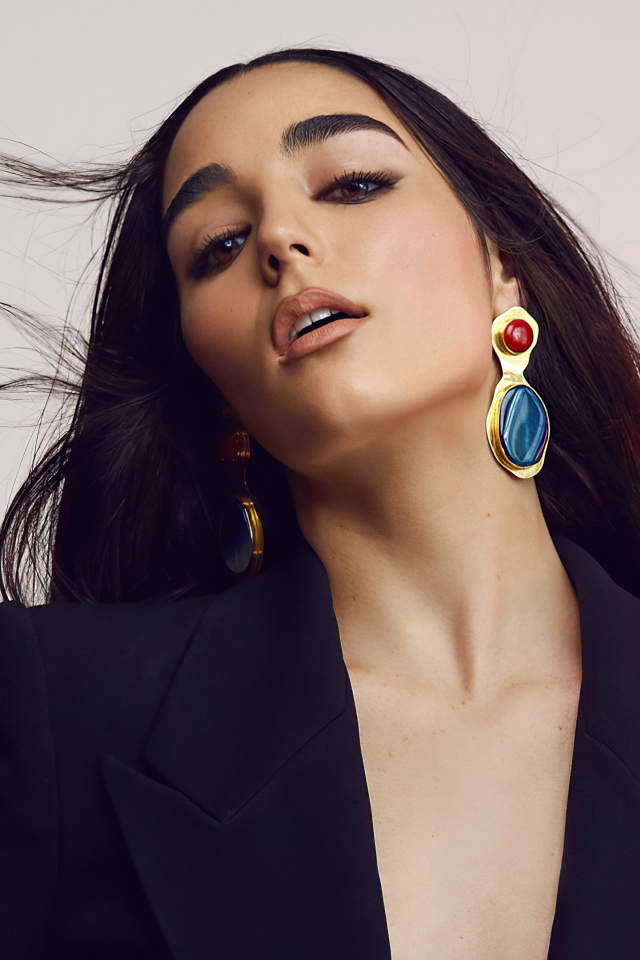 Певица Индиана Массара в черном пиджаке