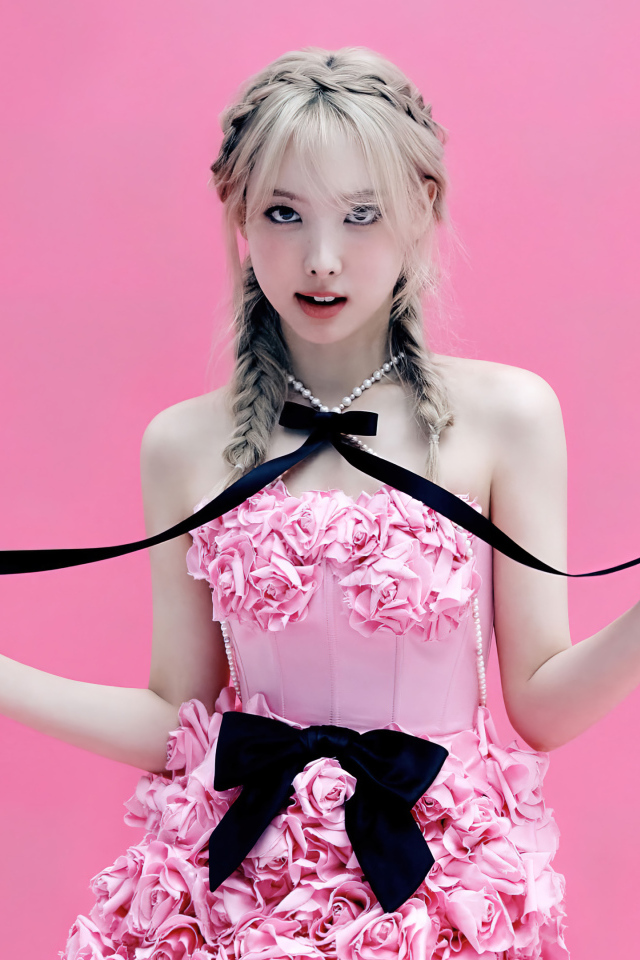 Певица Наён в красивом платье на розовом фоне