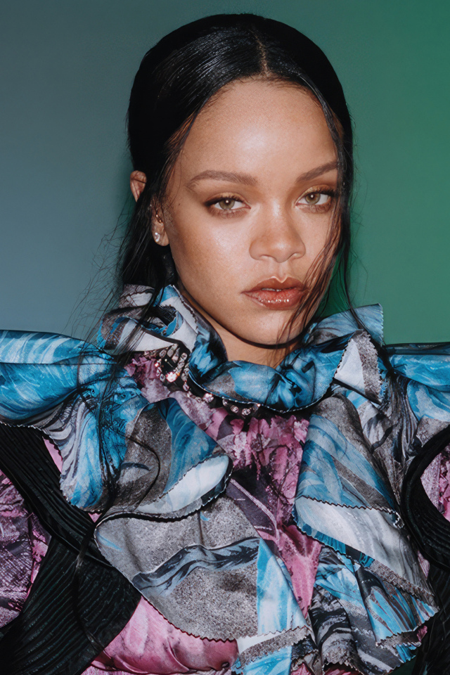 Певица Рианна в красивом наряде