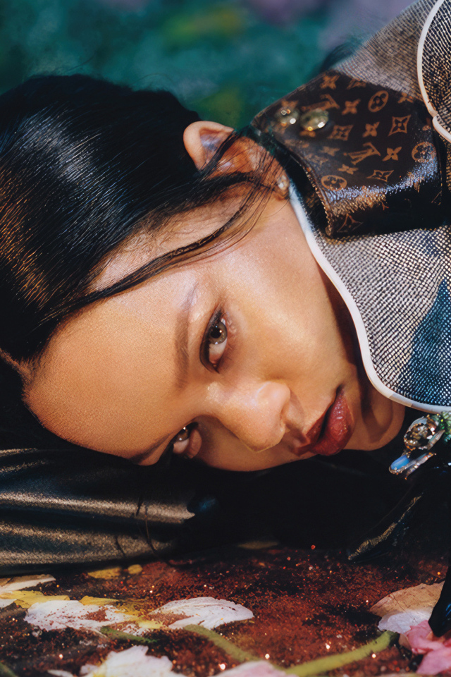 Певица Рианна лежит на полу