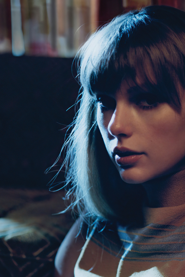 Певица Тейлор Свифт с темными волосами