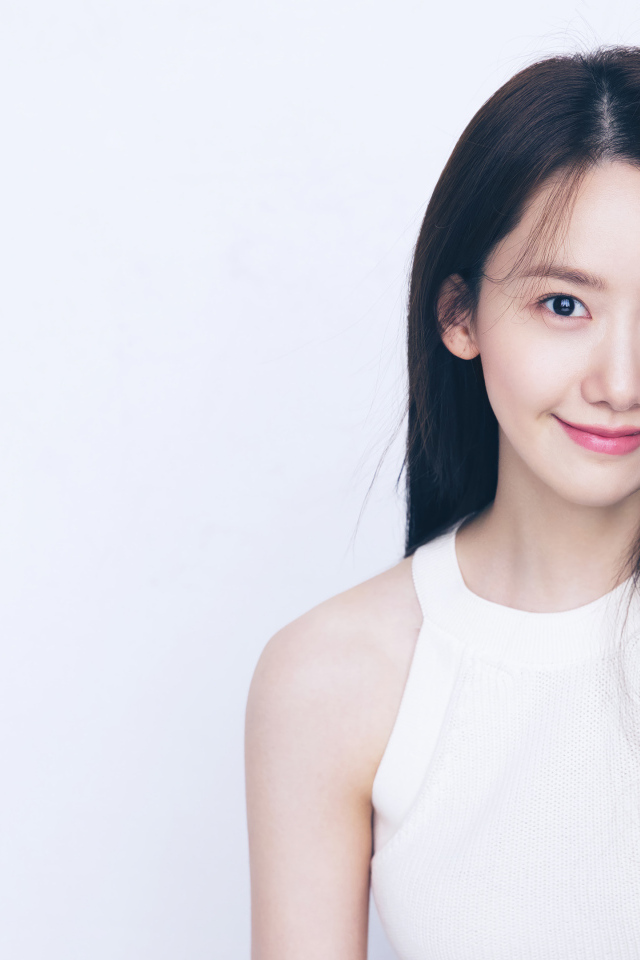 Улыбающаяся девушка Yoona на белом фоне