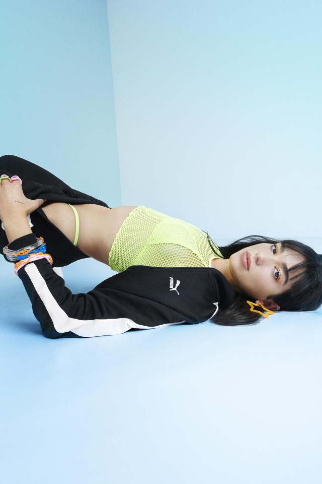 Спортивная девушка певица Дуа Липа в костюме Puma