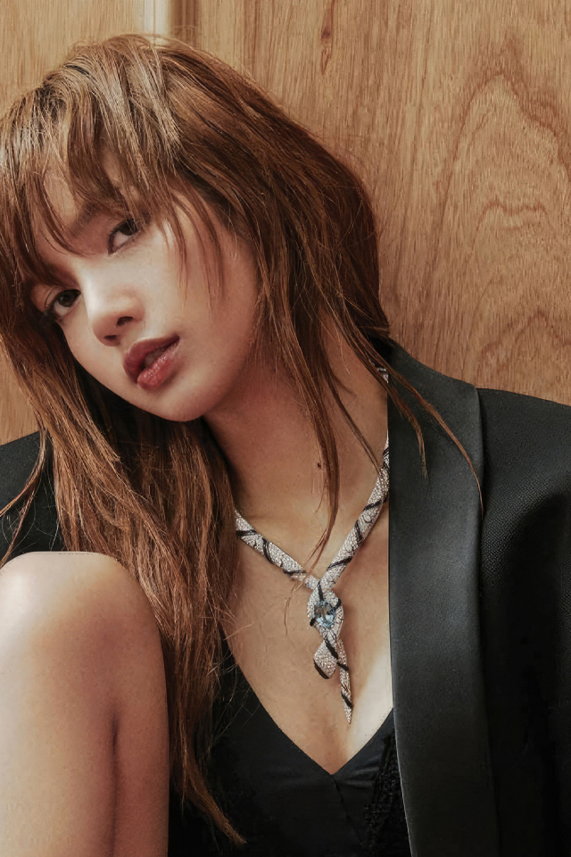 Тайская певица Лиса в черном пиджаке