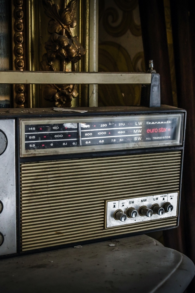 Старый радиоприемник стоит на столе