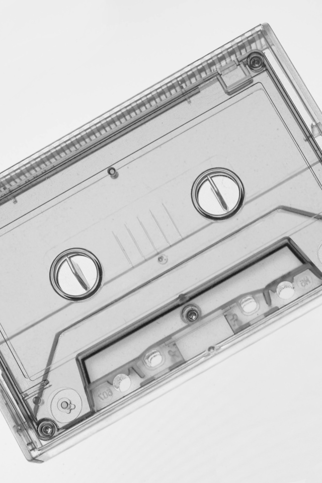 Прозрачная кассета на сером фоне