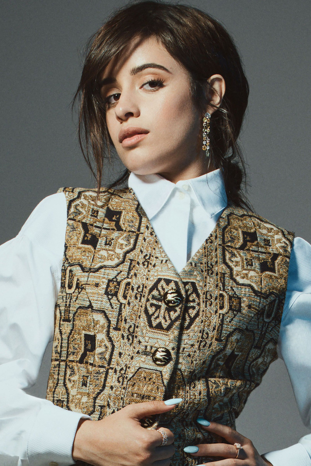 Белая блузка и жилетка в образе певицы Камила Кабельо