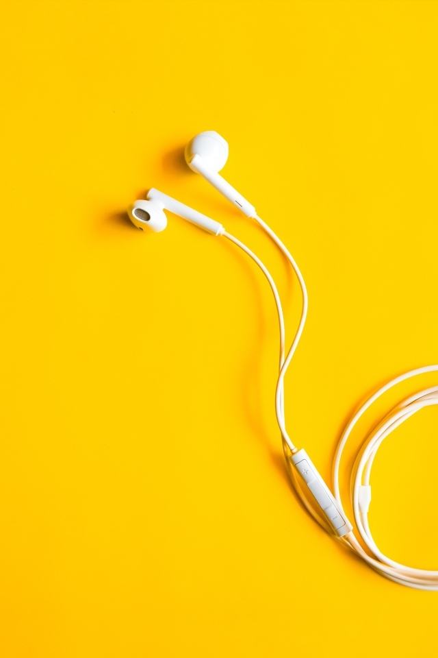 Белые наушники на желтом фоне