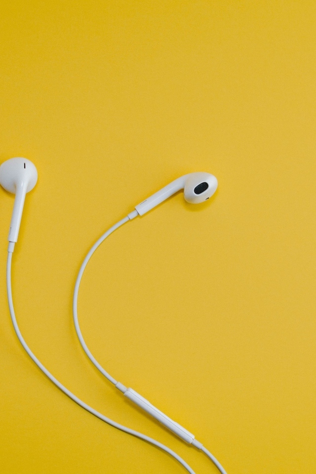 Белые наушники на желтом фоне