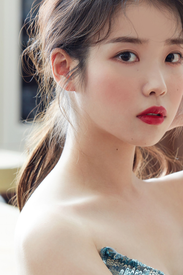 Молодая девушка южнокорейская певица IU