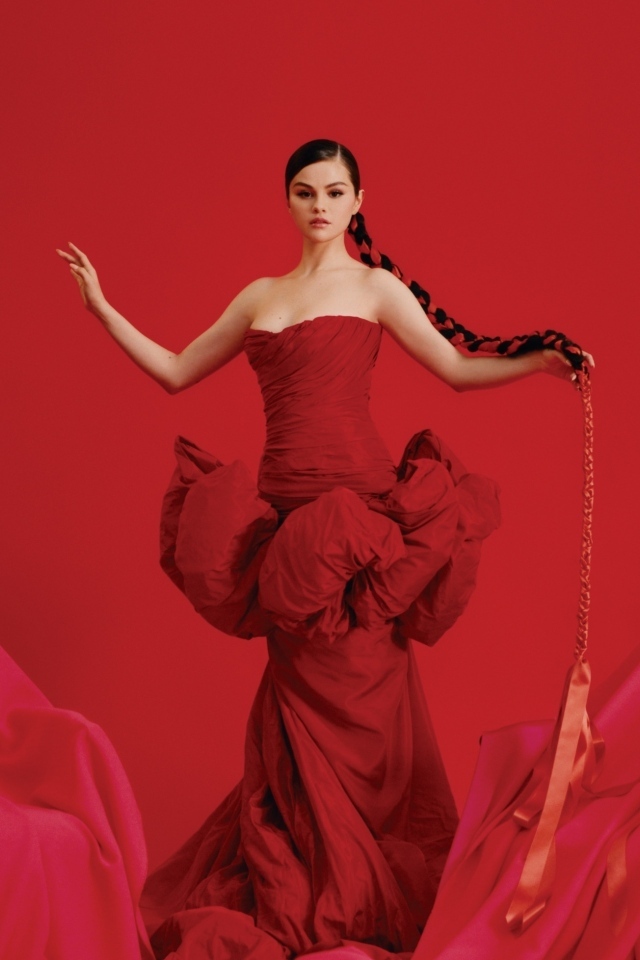 Молодая девушка певица и актриса Селена Гомес в красном платье