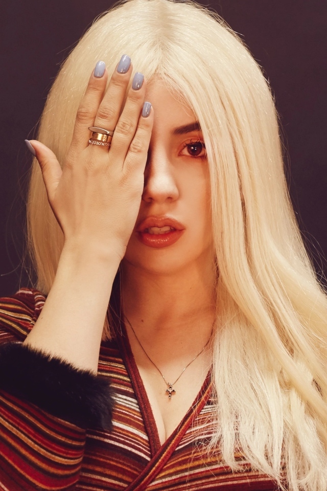 Молодая певица Эйва Макс закрыла глаз