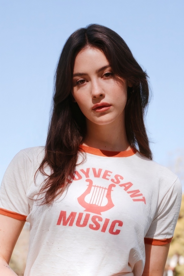 Молодая певица Грэйси Абрамс в футболке