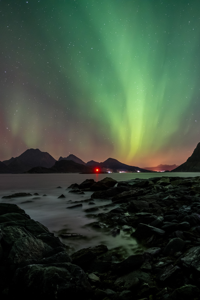 Красивое полярное сияние над водой