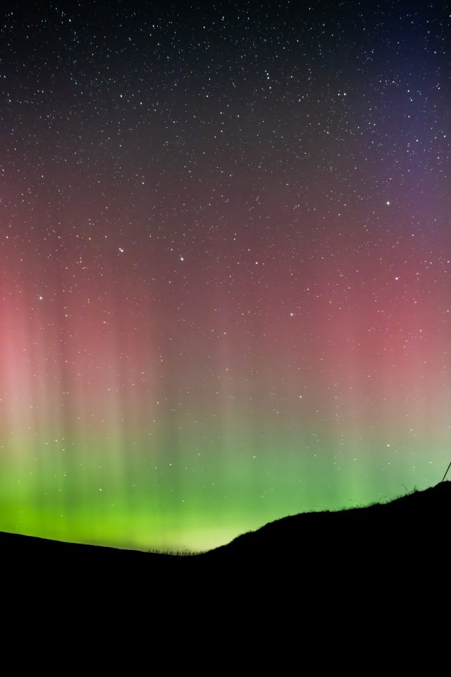 Красивое разноцветное полярное сияние в звездном небе