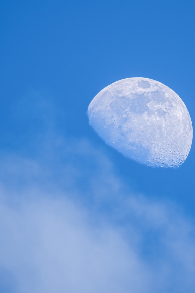 Красивая белая луна в голубом небе