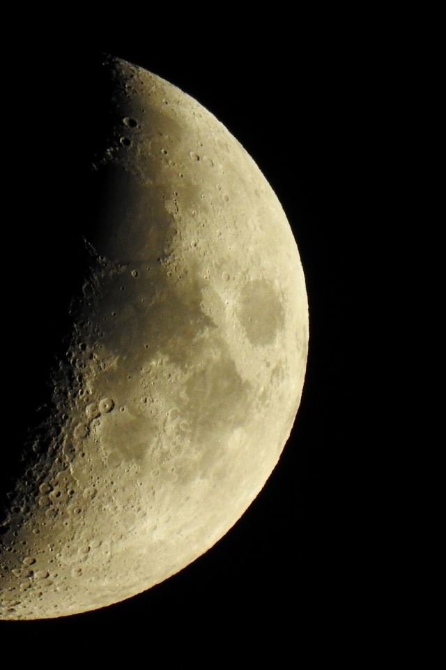 Затмение большой луны на черном фоне