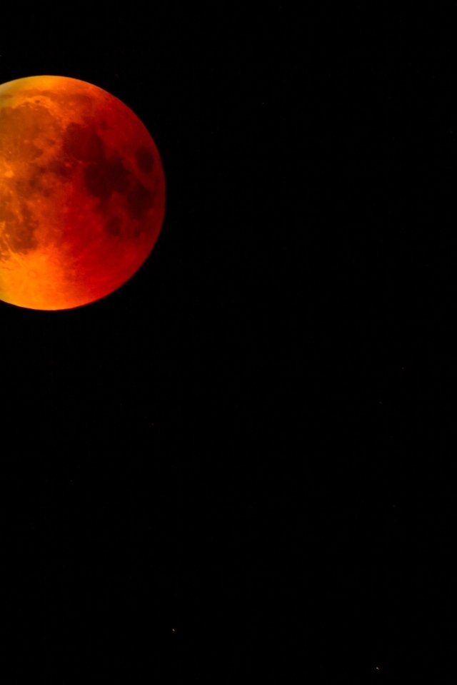Большая красная луна на черном фоне
