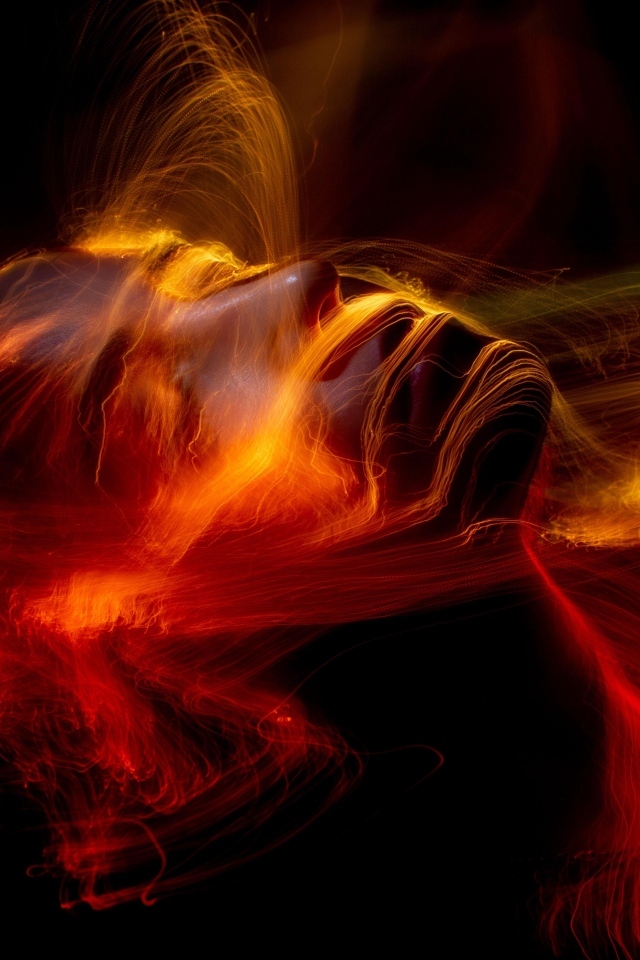 Размытые искры красного огня на черном фоне