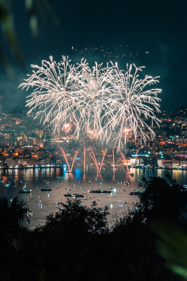 Яркий праздничный салют над озером