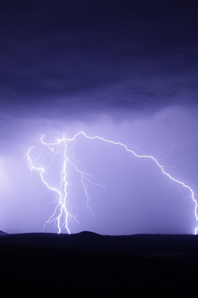 Яркие разряды молнии в небе