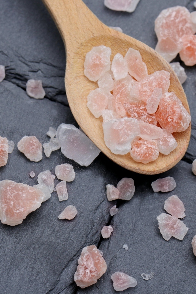 Крупная каменная соль на деревянной ложке