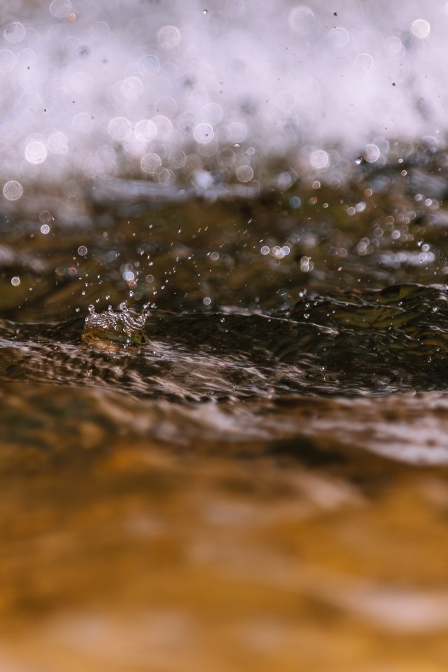 Сильные капли дождя падают в воду