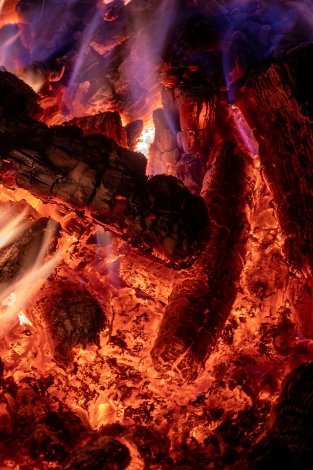 Раскаленные дрова в костре