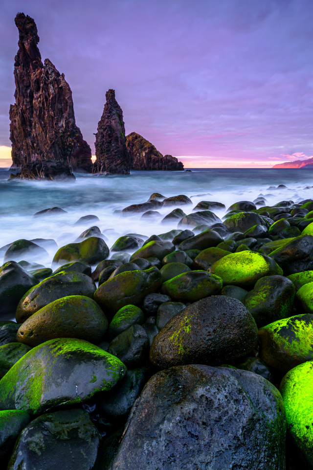 Большие черные камни лежат на берегу острова Мадейра