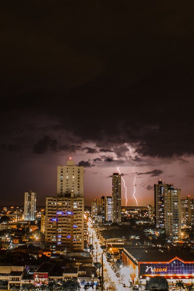 Молнии в небе над ночным городом