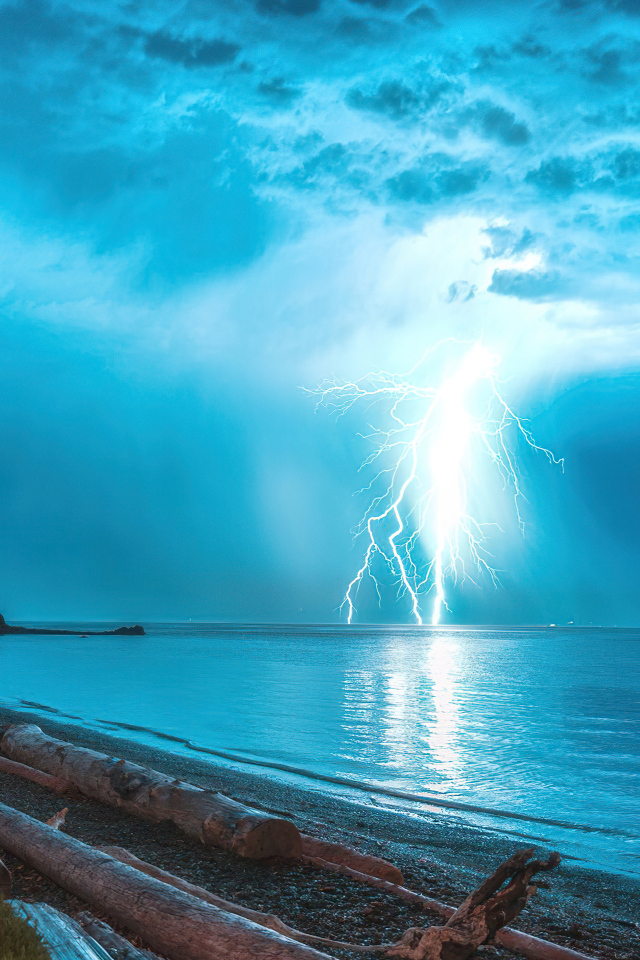 Разряд молнии штормовом небе над морем