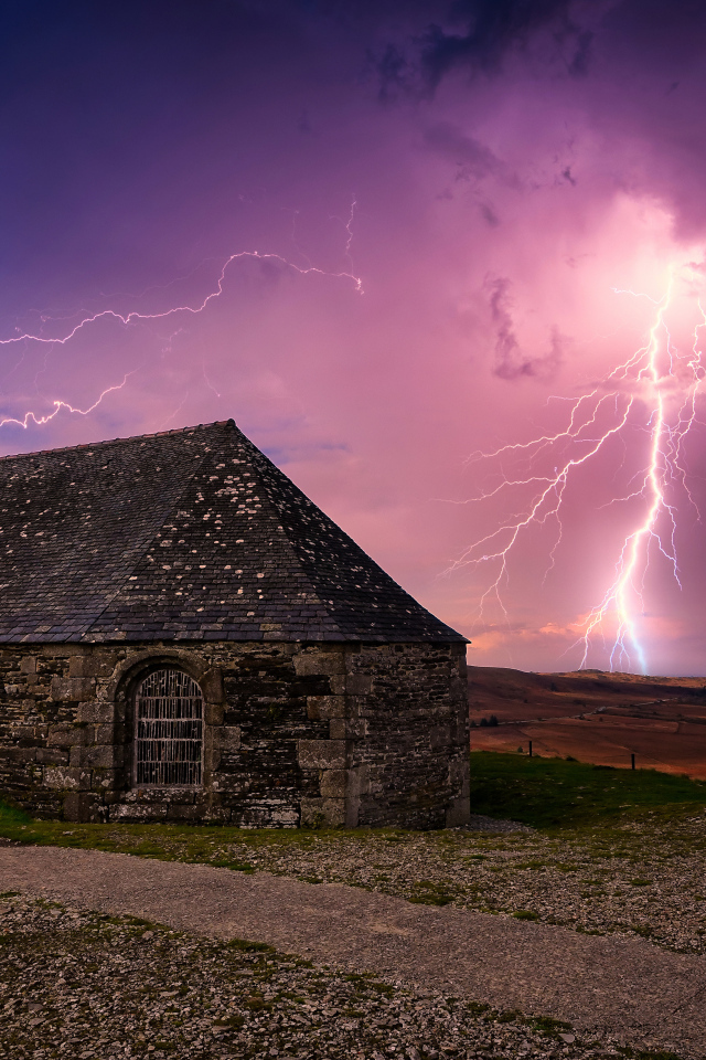 Молния ударила в старый разрушенный дом