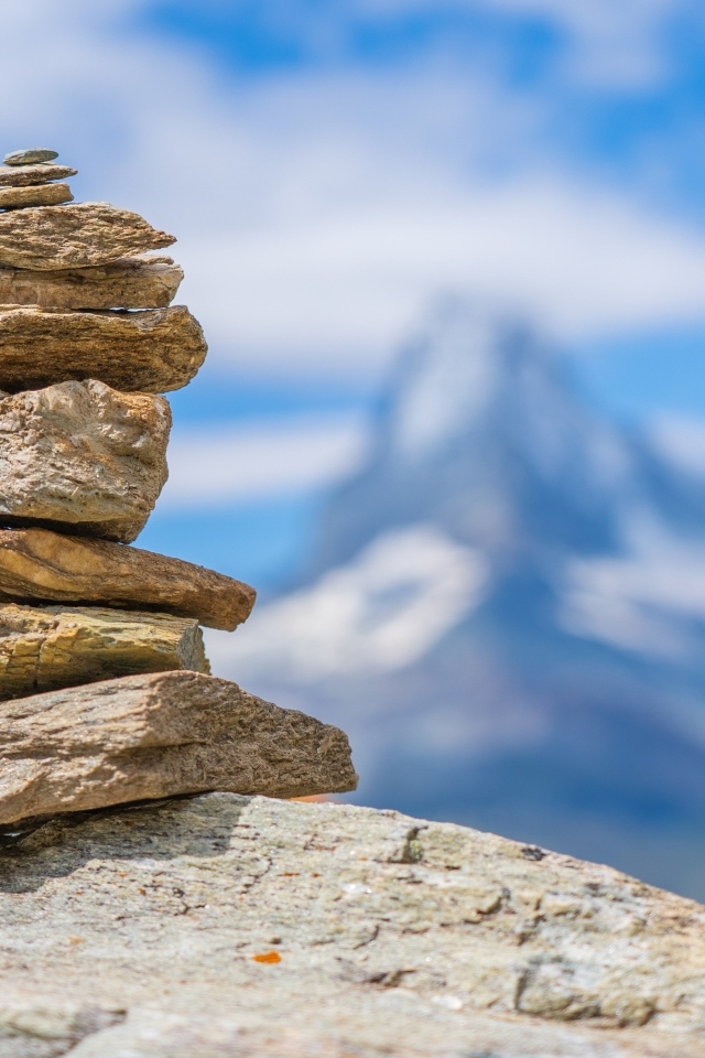 Пирамида из камней на фоне голубого неба