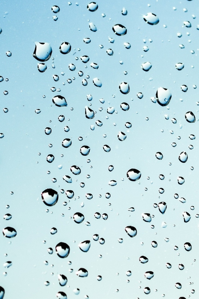 Капли дождя на голубом стекле