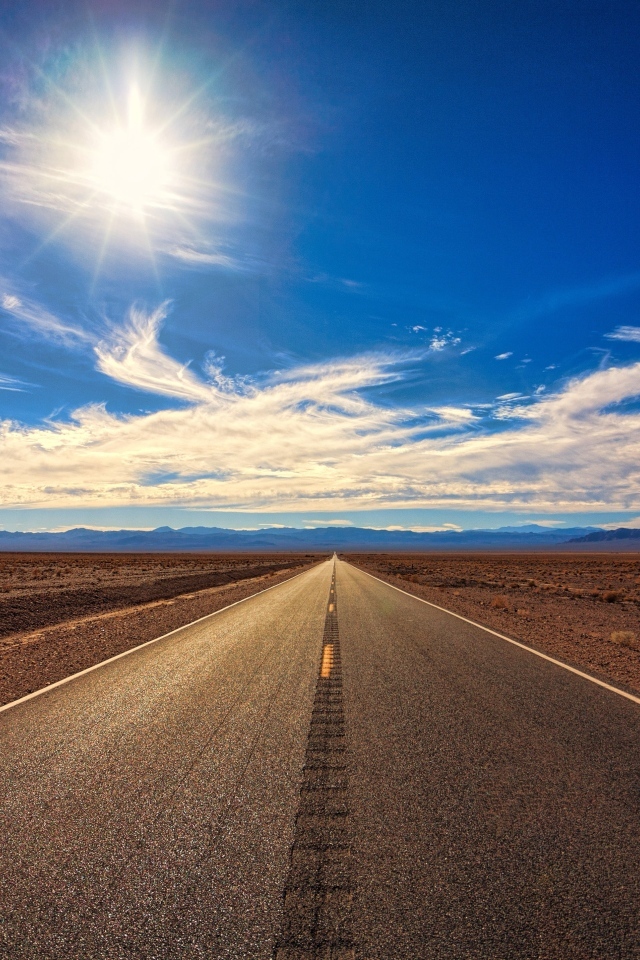 Дорога на фоне красивого голубого неба летом