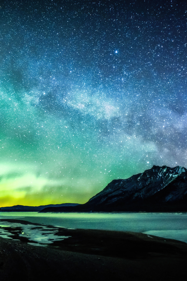 Необычное звездное небо с зеленым полярным сиянием