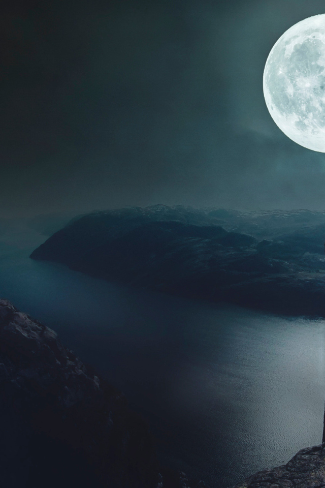 Вид на большую луну с края утеса