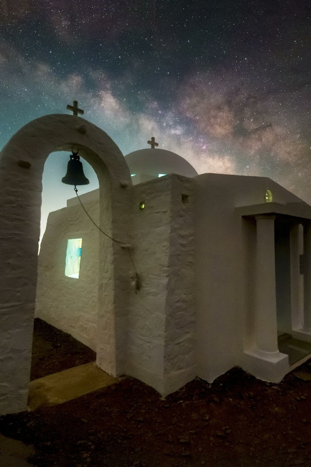 Белое здание церкви под звездным небом