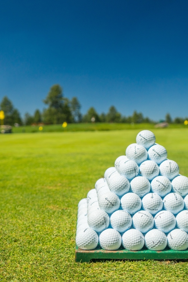 Белые шарики для гольфа на поле