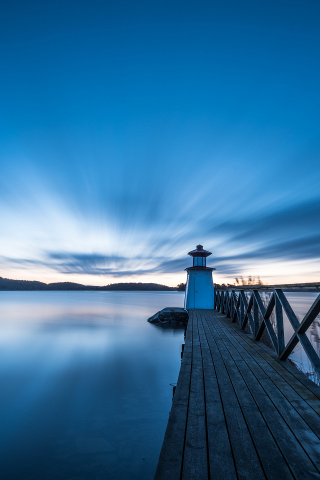 Деревянный причал на фоне красивого неба