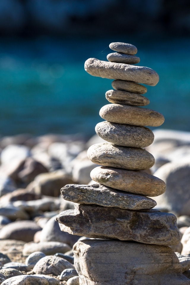 Фигура из камней на пляже