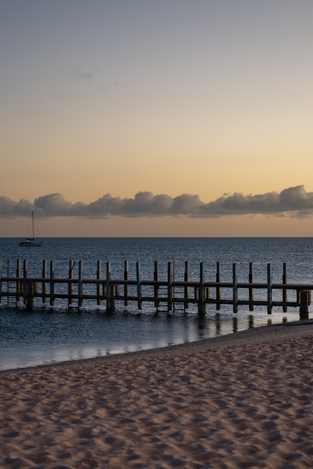Песок на пляже у спокойного моря