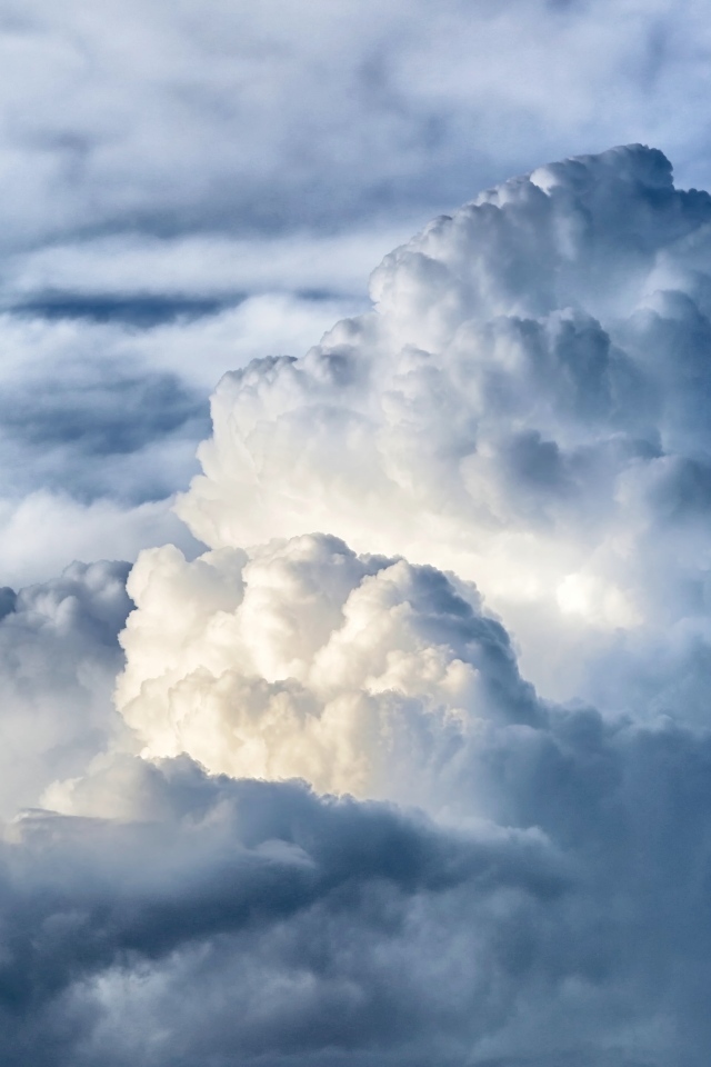 Большое пушистое серое облако в небе