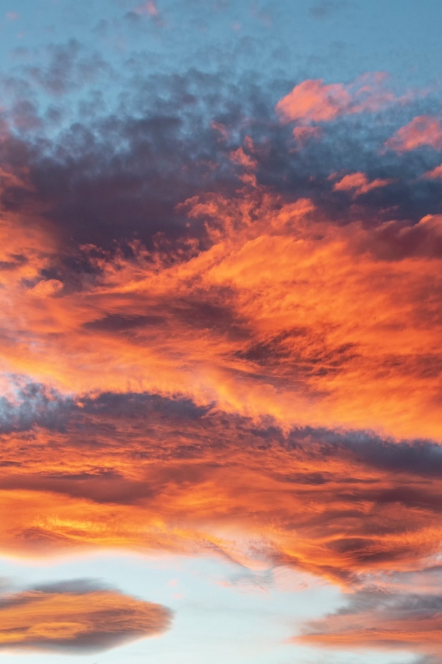 Красные облака в голубом небе