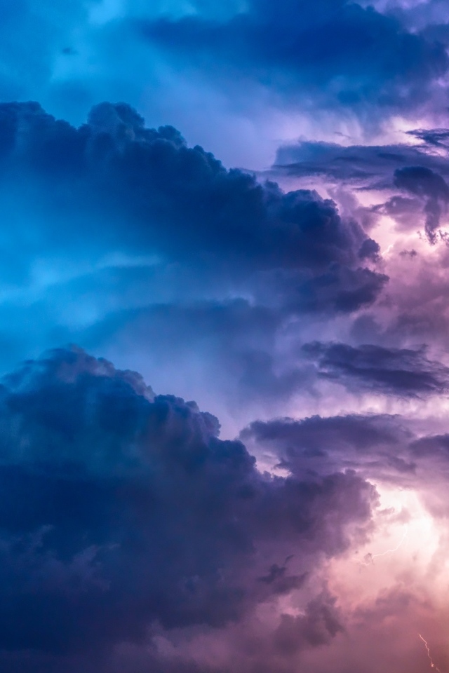 Густые черные облака с молнией