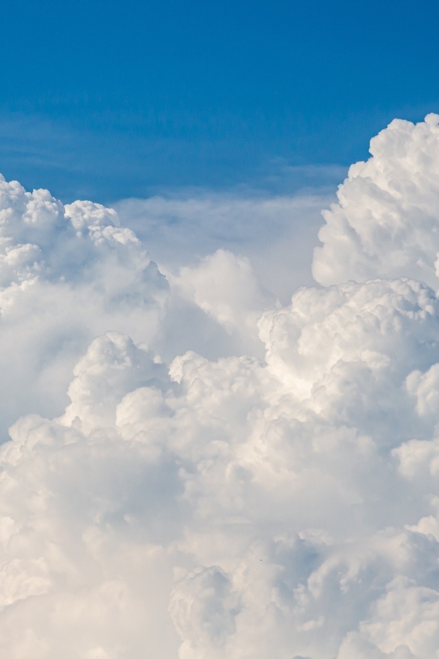 Густые белые облака в голубом небе