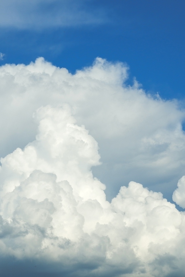 Густые белые облака в голубом небе