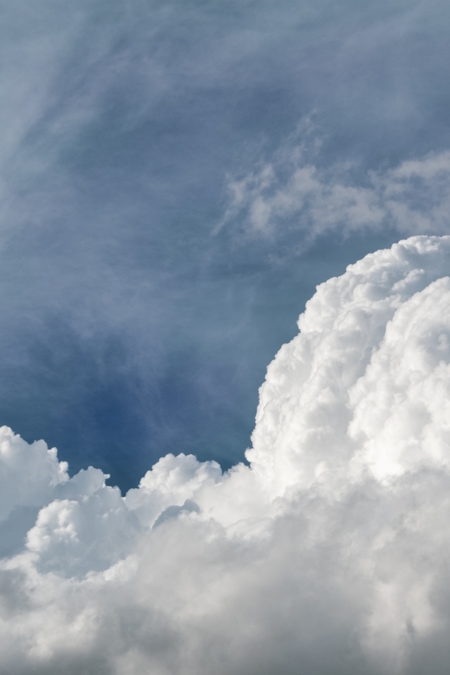 Густые белые облака в голубом небе