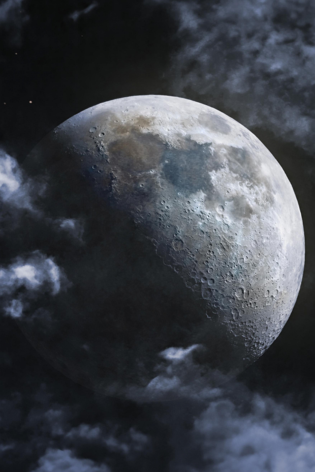 Большая луна в белых облаках