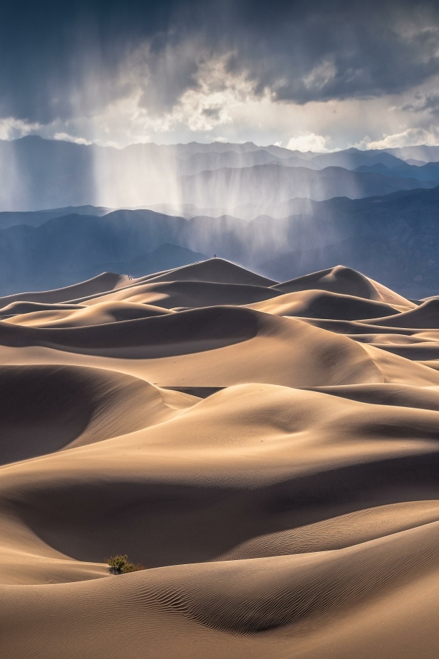 Горячая пустыня у горного массива